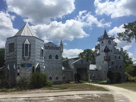 Quirky home in Florida swampland has its own lighthouse | Daily Mail Online