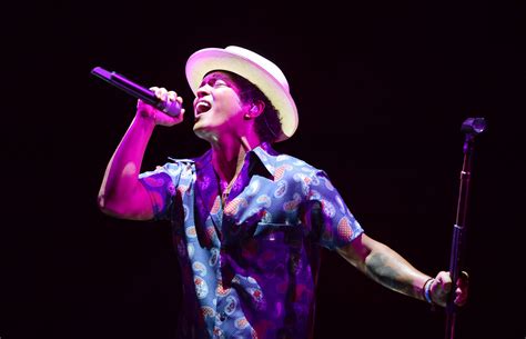 Bruno Mars Singing Images - HooDoo Wallpaper