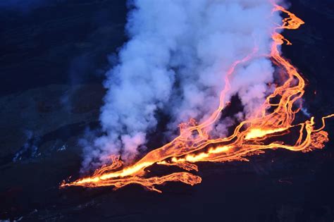 Hawaii volcano: State activates National Guard as unpredicatable Mauna Loa lava creeps toward ...