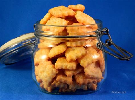 Yummy Homemade Cheddar Cheese Crackers | CutterLight