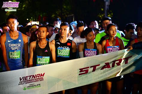 Nguyễn Thị Oanh lập kỷ lục cá nhân chạy 21km tại Giải Bán Marathon Quốc ...