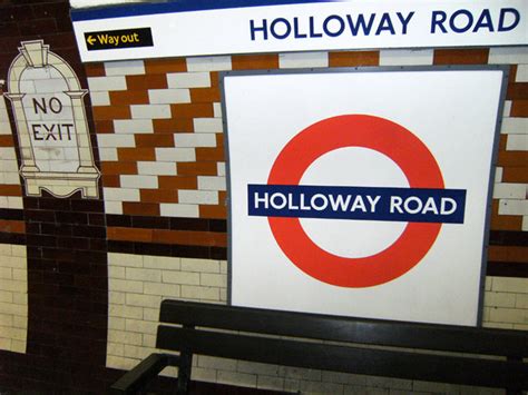 Holloway Road Underground Station, N7 © Phillip Perry cc-by-sa/2.0 :: Geograph Britain and Ireland