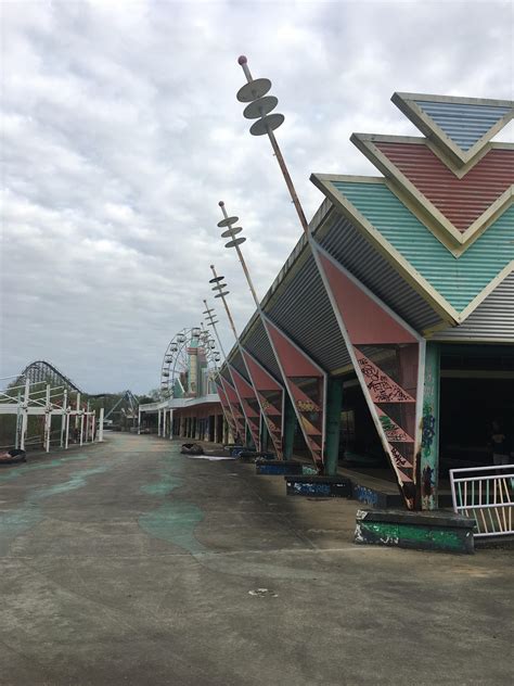 Abandoned Six Flags park in New Orleans, Louisiana : r/urbanexploration