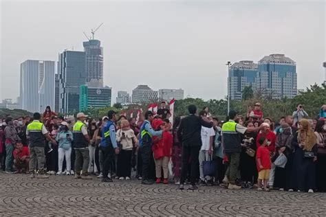 Foto : Antusiasme Warga Sambut Kirab Bendera Merah Putih di Monas ...