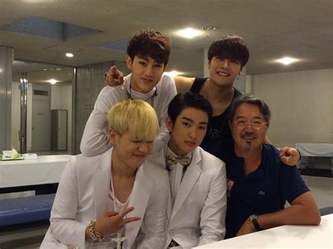 [Twitter] Papa Tuan finally meets his son and GOT7 boys + Tuan Family celebrates Mark's birthday ...