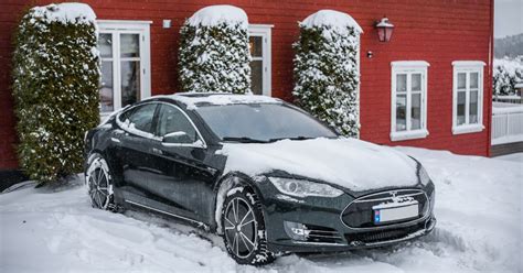 Tesla Leaves Man Stuck Outside in Cold After Winter Weather Renders Car ...