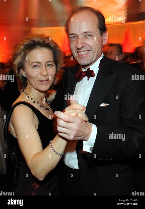 Ursula Von Der Leyen Family - Dame Sarah Connolly On Twitter Supermum Ursula Von Der Leyen Has 7 ...