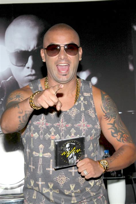 Wisin arraza con Takeover World Tour | Shows Hoy | Univision