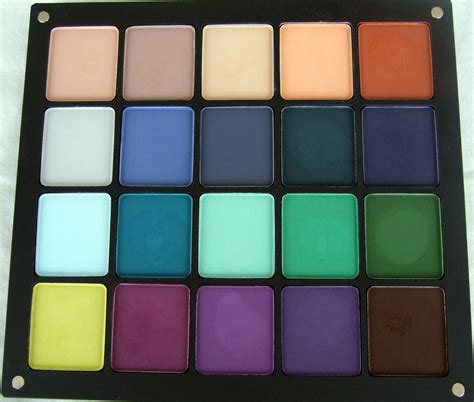 We Should Makeup: Inglot Matte Eyeshadow Swatches