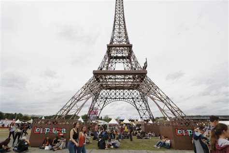 Eiffel Tower climber grabbed after sparking evacuation | Inquirer News