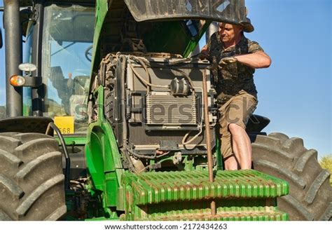 Tractor Farm Repair: Over 1,966 Royalty-Free Licensable Stock Photos ...