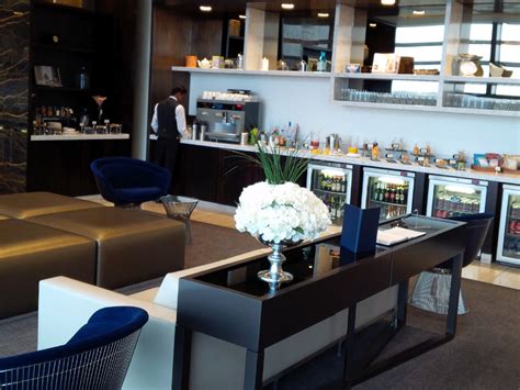 United Airlines First Class Lounge | SKYTRAX