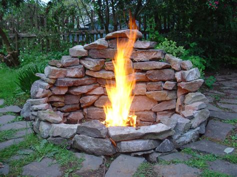 15 Backyard Fire Pit Ideas That Will Make You Wish To Host A Bonfire ASAP | Outside fire pits ...