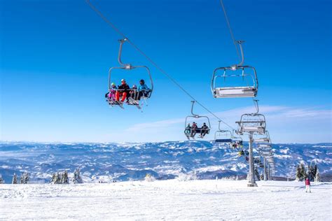 What Is The Difference Between A Ski Lift And A Gondola?