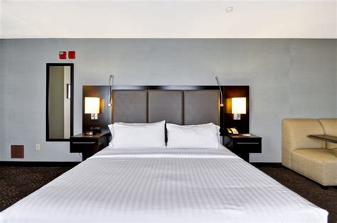 Holiday Inn Express Detroit Metro Airport | Convenient Park, Stay & Fly Near DTW Airport - Park ...