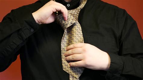 How To... Tie a Pratt Knot - YouTube