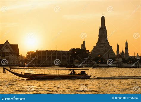 Wat Arun Temple at sunset stock image. Image of buddhism - 107021917