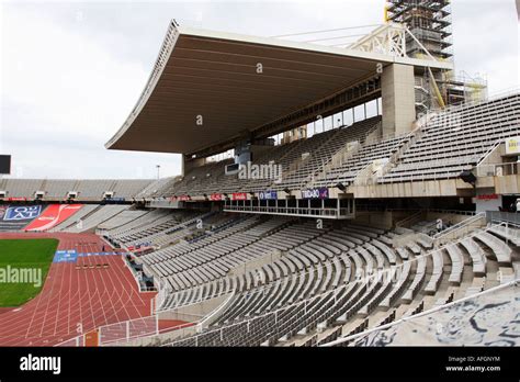 Interior del estadio olímpico de Barcelona Anella Olímpica Barcelona ...