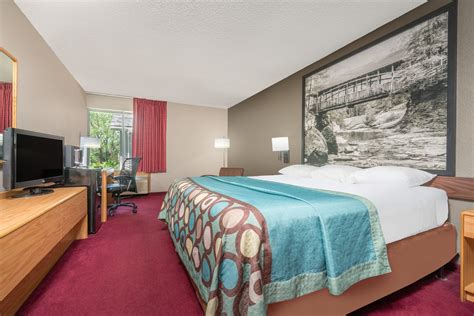 Super 8 by Wyndham Menomonie WI | Menomonie, WI Hotels