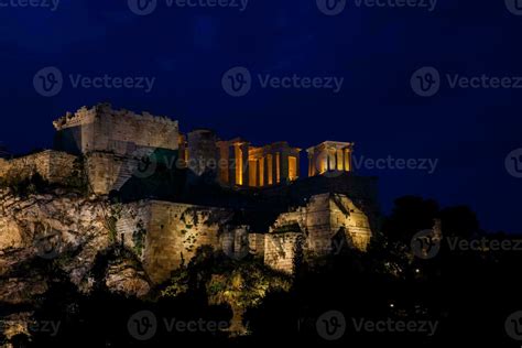 Night view of the beautiful Acropolis from the Areopagus Hill 26370388 Stock Photo at Vecteezy