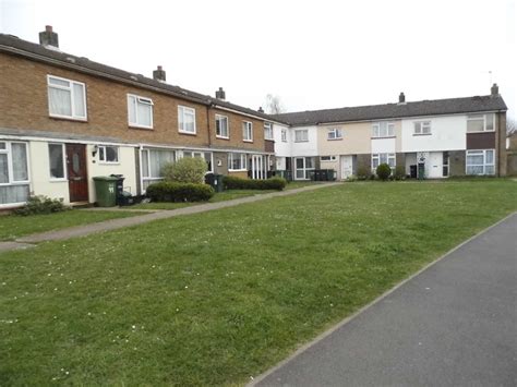 Houses on Merland Rise, Tadworth © David Howard cc-by-sa/2.0 :: Geograph Britain and Ireland