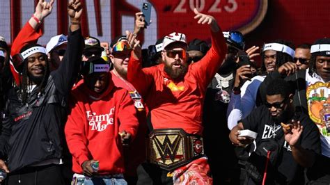 Travis Kelce drunkenly sings 'Friends in Low Places,' Chiefs tomahawk ...