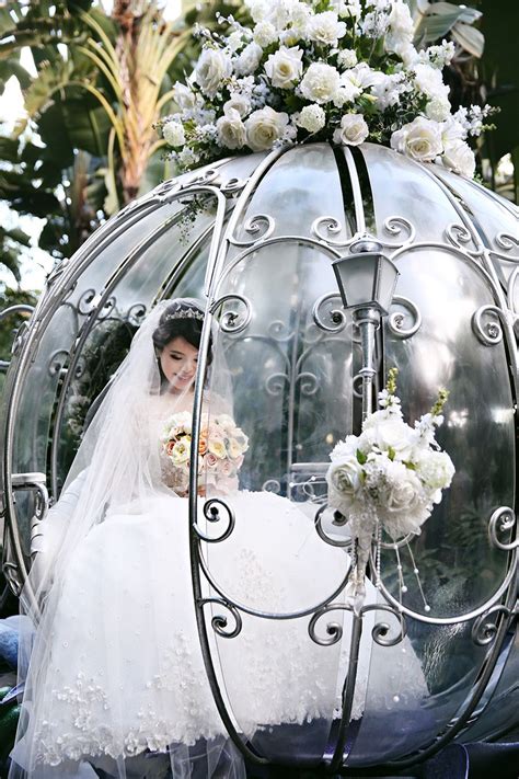 Magical Disney Wedding Where the Bride Arrived in a Horse-Drawn Cinderella Carriage | Royal ...