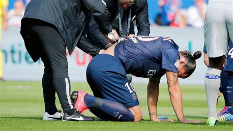 Zlatan Ibrahimovic suffers back injury in PSG win - ESPN FC