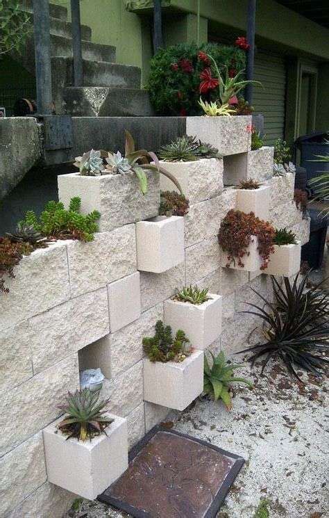 Giardino verticale fai da te | Cinder block garden, Home landscaping, Diy garden