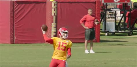 Patrick Mahomes Throws A Ridiculous No-Look Pass During Chiefs ...