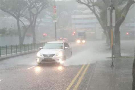 Flash floods in Hougang Avenue 8, Punggol Way after heavy morning rain ...