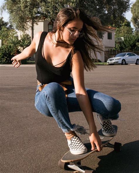 Skater girl outfit with checkered vans | Checkered Vans Outfits | Plimsoll shoe, Sports shoes ...