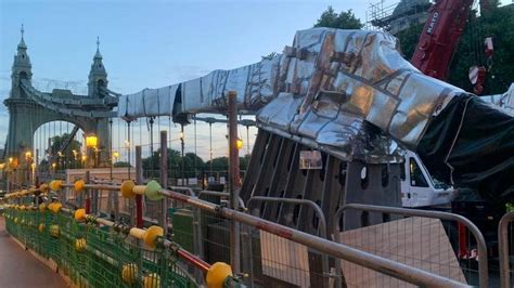 Hammersmith Bridge wrapped in foil during heatwave - BBC News