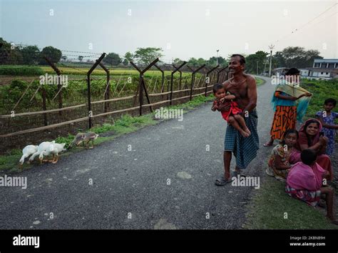 India bangladesh border fence hi-res stock photography and images - Alamy