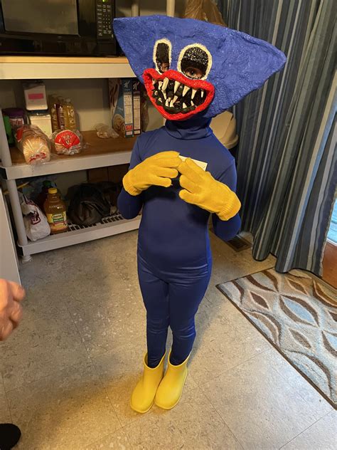 My 5 year old daughter’s homemade Huggy Wuggy costume! : r/YuB