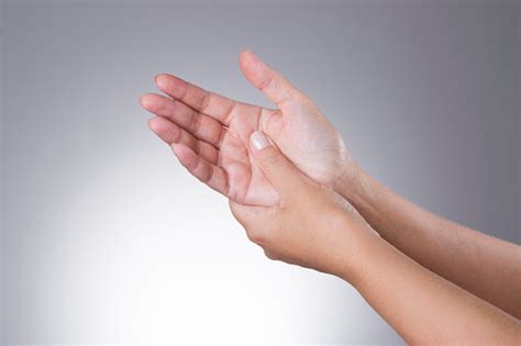 Pain in palm of hand: Palm pain causes and treatment