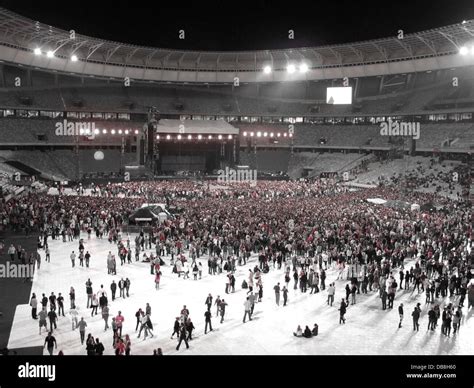 Massen bei einem Rockkonzert im Cape Town Stadium in Kapstadt ...