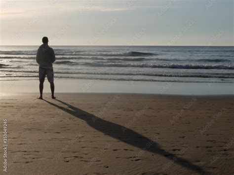 Foto de Persona y su sombra en la playa do Stock | Adobe Stock