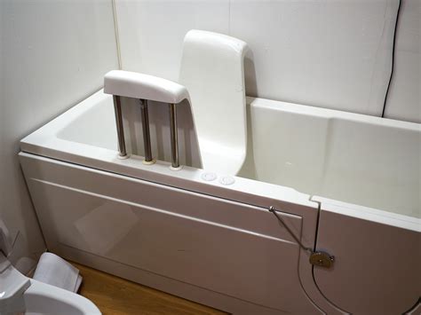 4 Benefits of Walk-in Tubs for Seniors - Putnam Plumbing