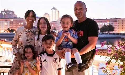 Andrés Iniesta comparte la primera imagen de sus cinco hijos juntos