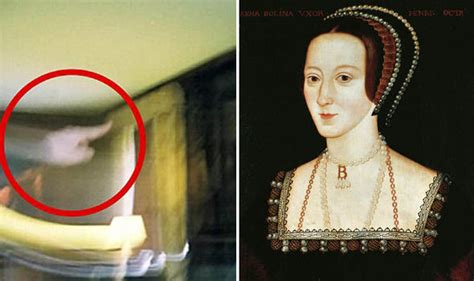 Spooky snap shows ghostly 'hand' of Anne Boleyn in her childhood home ...