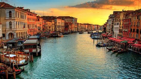 Looking down the Grand Canal on sunset from Rialto Bridge, Venice ...