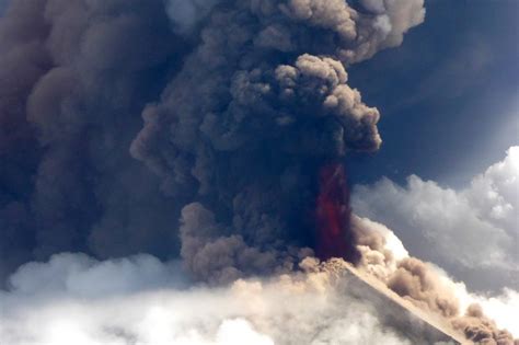 Manam volcano erupts strongly, sends ash to 50,000ft (15km) two days after dramatic Ulawun ...