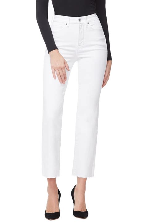 Classic White Jeans For All Seasons - une femme d'un certain âge