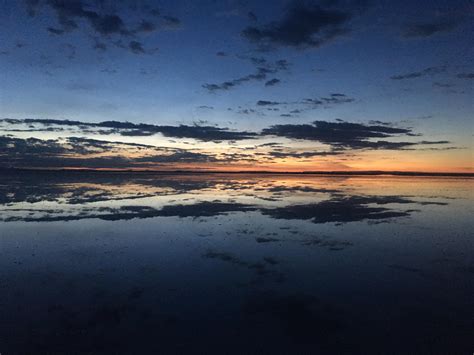 Sunrise perfectly reflected on the Salar de Uyuni [4032 x 3024] : r/SkyPorn