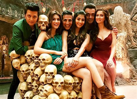 Akshay Kumar shared an exclusive still from Housefull 4 and it has a ...