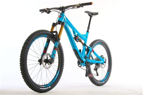 Hot Bike of The Year: Pivot Cycles Mach 6 Carbon - Mountain Bike Action Magazine