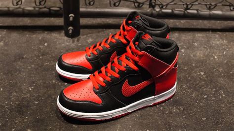 Nike Dunk High LE "Black/Sport Red-White" | Complex