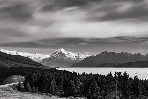 Aoraki-Mount-Cook-on-Lake-Pukaki-New-Zealand - WEMOOCH