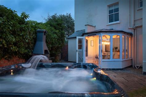 19 Best Holiday Cottages With Hot Tubs in the UK | Glamour UK